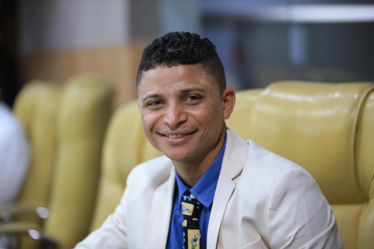 Palhaço Soneca atende moradores e reivindica melhorias no saneamento básico do Coqueiral