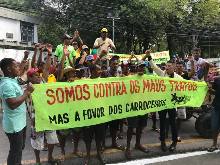 Palhaço Soneca chega de carroça à CMA e defende os carroceiros de Aracaju