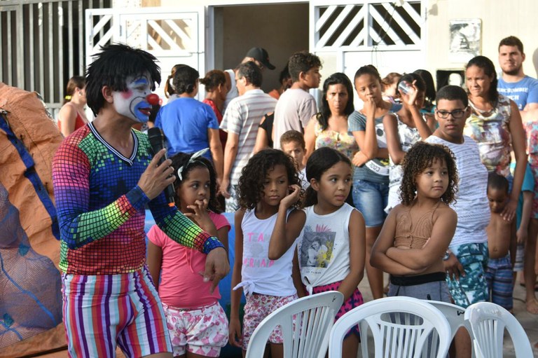 Palhaço Soneca começa 2019 distribuindo simpatia para crianças do Augusto Franco