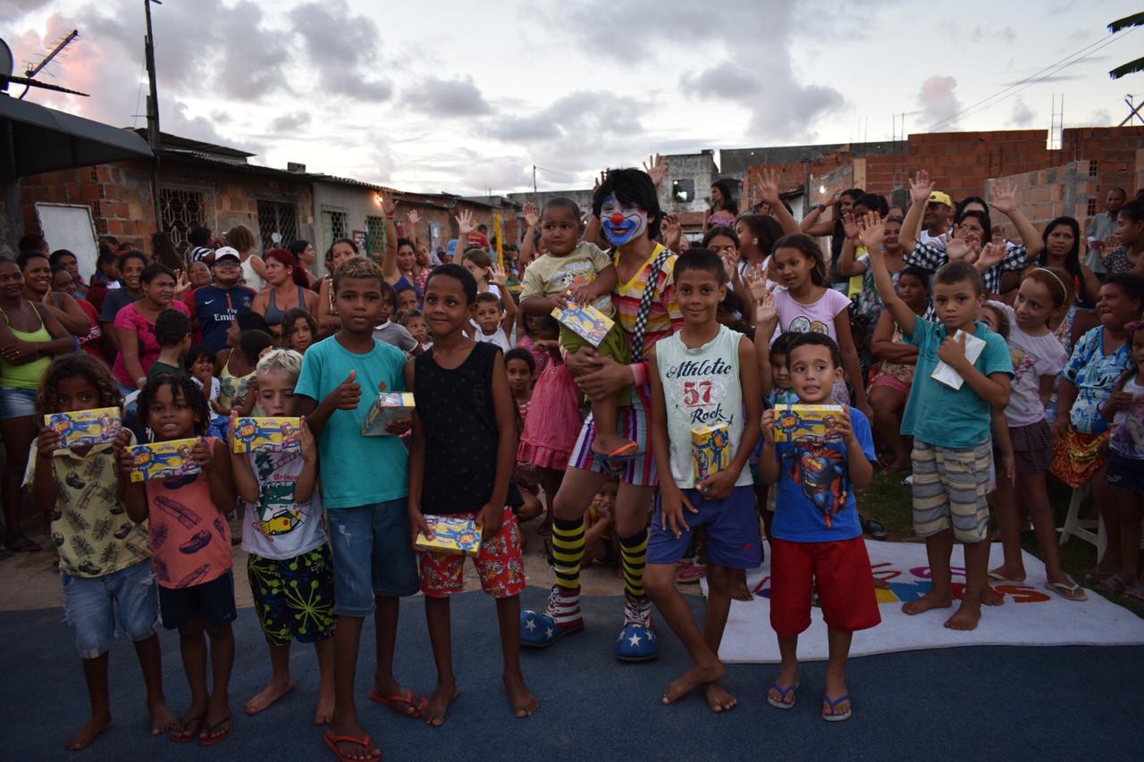Palhaço Soneca distribui chocolates e leva alegria em festa de Páscoa no Nova Liberdade III