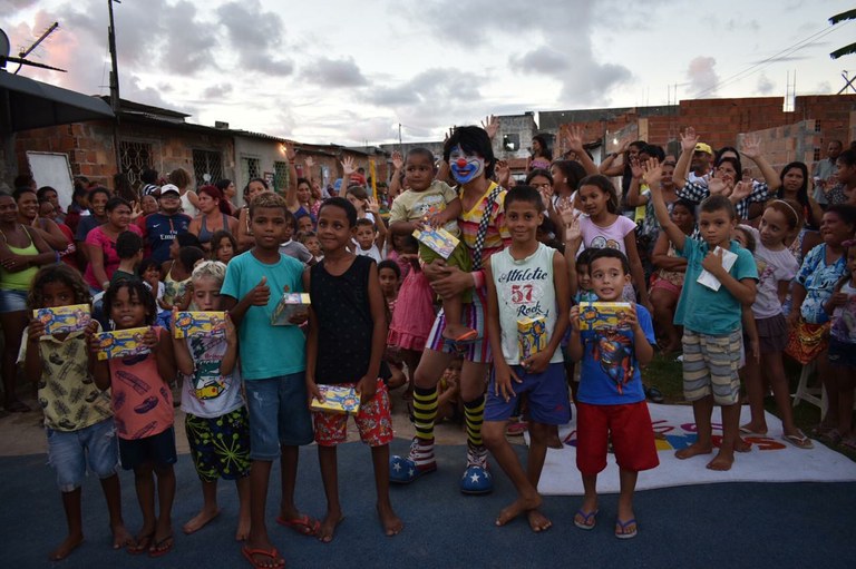 Palhaço Soneca distribui chocolates e leva alegria em festa de Páscoa no Nova Liberdade III