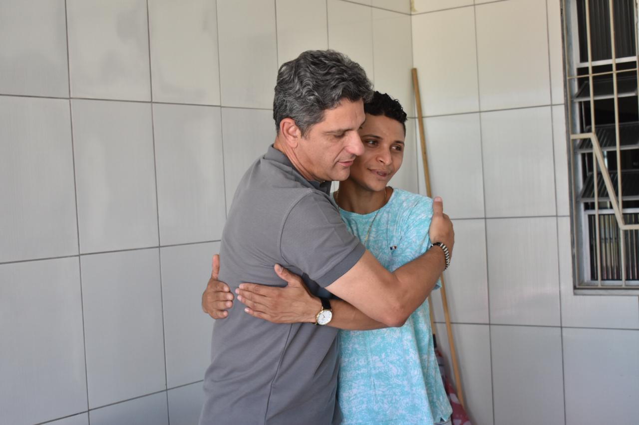 Palhaço Soneca e Rogério Carvalho discutem melhorias para comunidade durante almoço no São Carlos