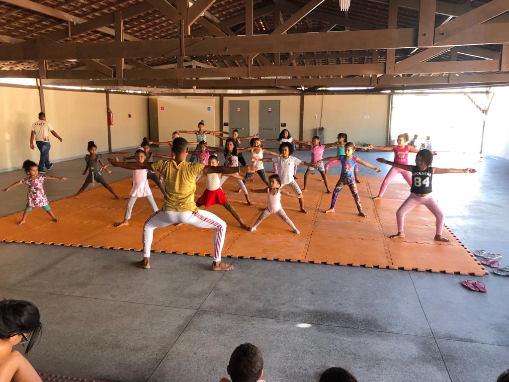 Palhaço Soneca leva Ballet à periferia e realiza sonho da criançada