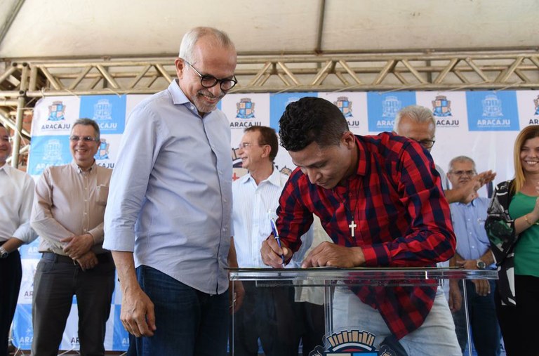 Palhaço Soneca participa de assinatura de ordem de serviço no São Carlos