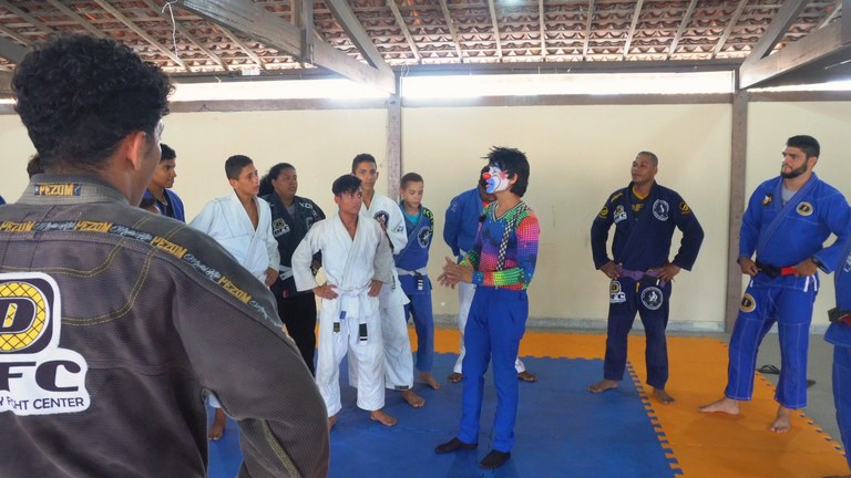 Palhaço Soneca prestigia graduação de lutadores de jiu jitsu no São Carlos