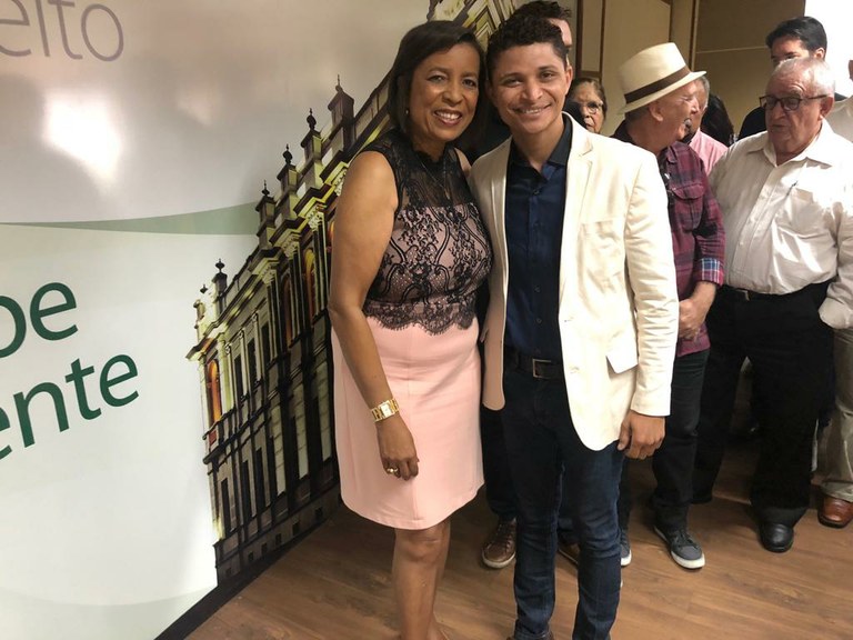 Palhaço Soneca prestigia posse da professora Conceição Vieira em nova pasta