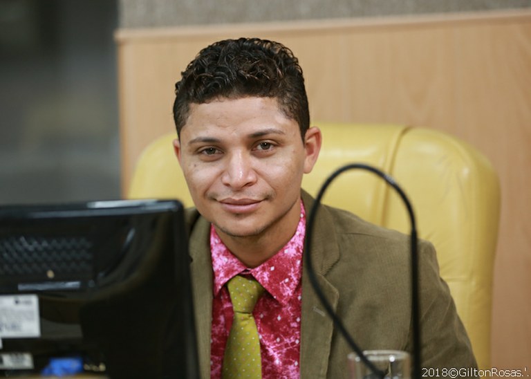 Palhaço Soneca resolve problema na rede de esgoto no Jardim Centenário