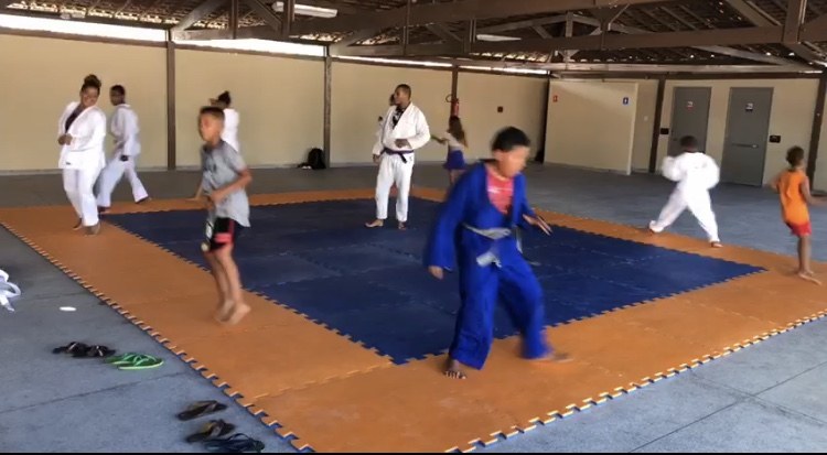 Palhaço Soneca se emociona com primeiro dia de atividades no Centro Cultural do Olaria