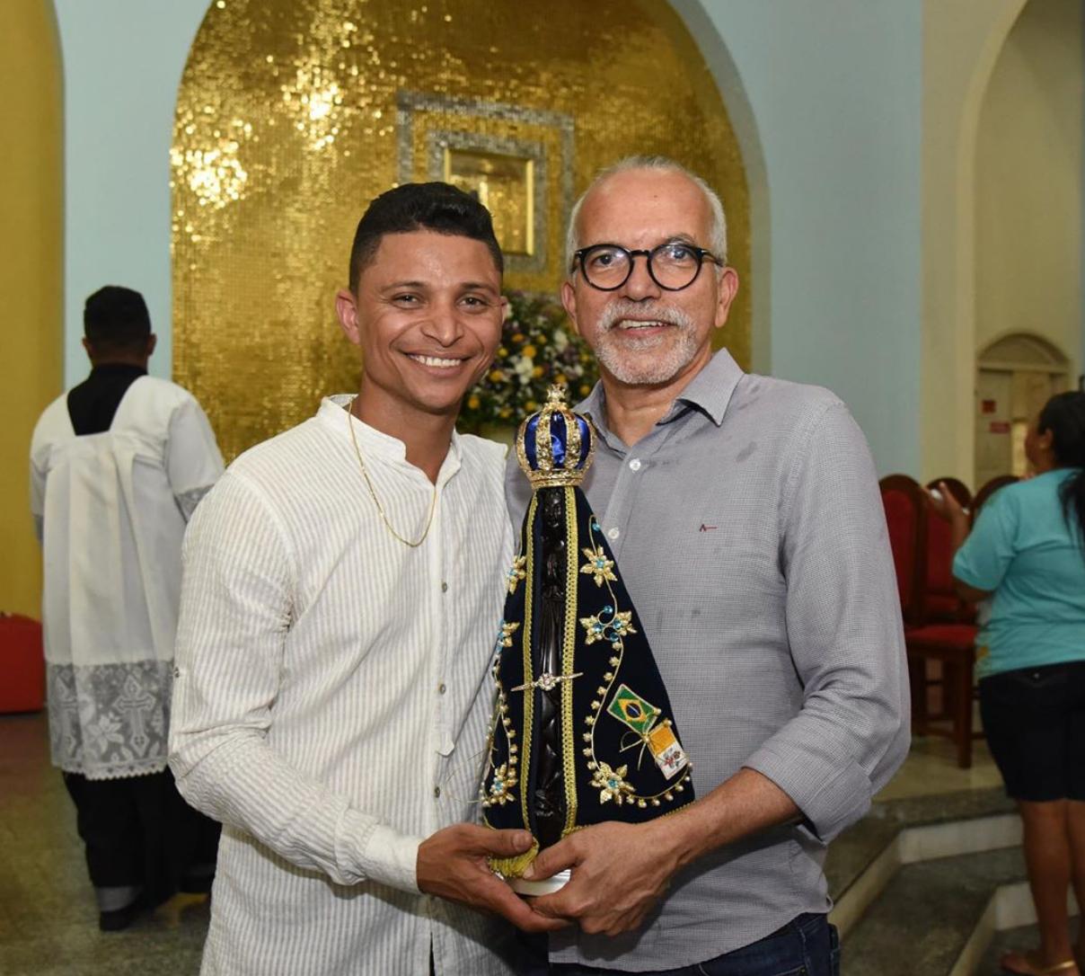 Palhaço Soneca toca na imagem de Nossa Senhora Aparecida e agradece bençãos no ano de 2019