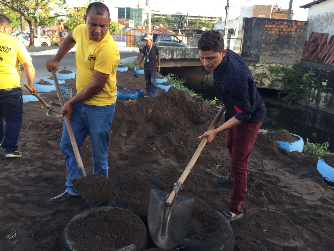 Palhaço Soneca vira jardineiro por um dia e ajuda a mudar a paisagem do bairro Dom Pedro