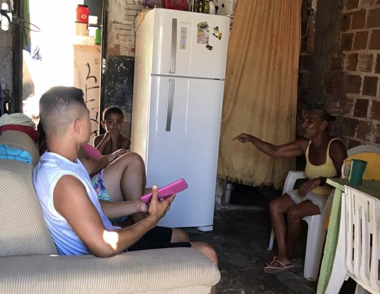 Palhaço Soneca visita obra do canal no São Carlos e recebe carinho dos moradores