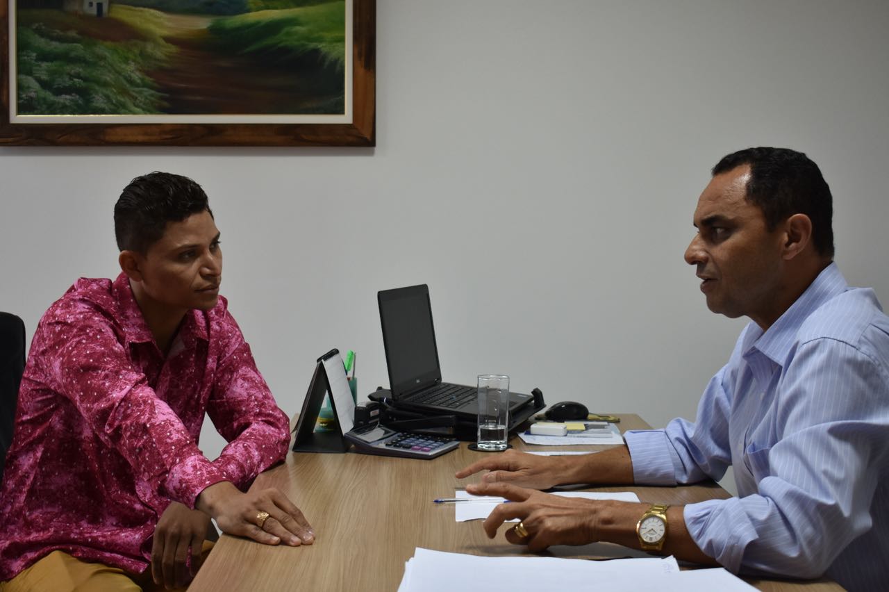 Palhaço Soneca visita SMTT e cobra melhorias para o bairro Olaria