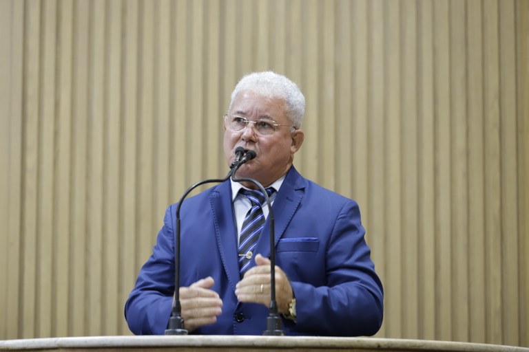 Paquito de Todos cobra asfalto em ruas do Loteamento Recanto da Jaqueira