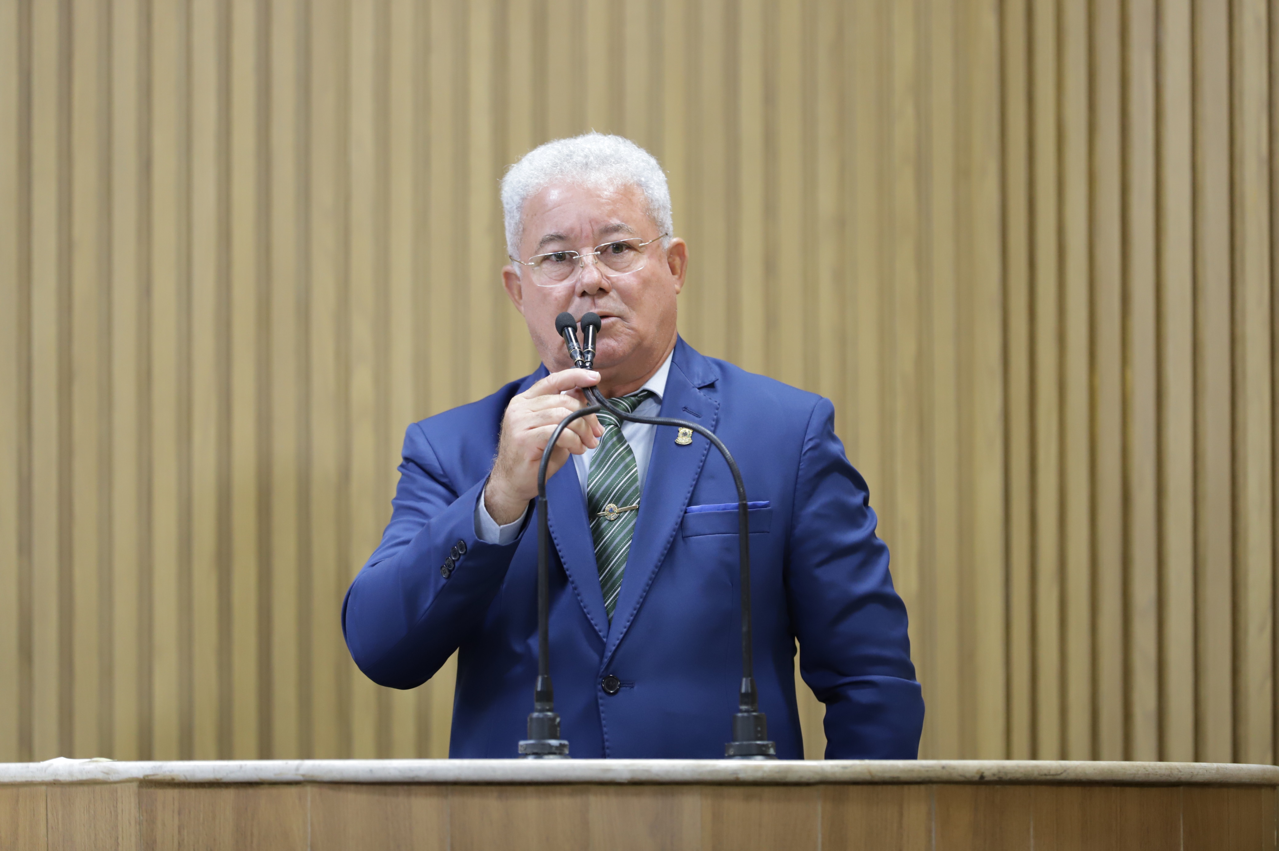 Paquito de Todos parabeniza prefeito pela ordem de serviço de praça no bairro Areia Branca