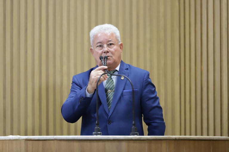 Paquito de Todos parabeniza prefeito pela ordem de serviço de praça no bairro Areia Branca