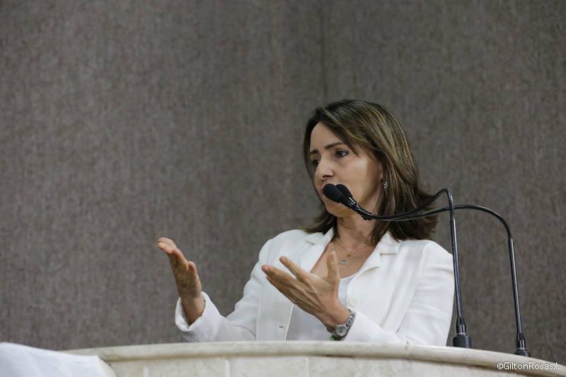 Para Emília Corrêa, corrupção deve ser combatida não só na fala, mas na atitude e conduta