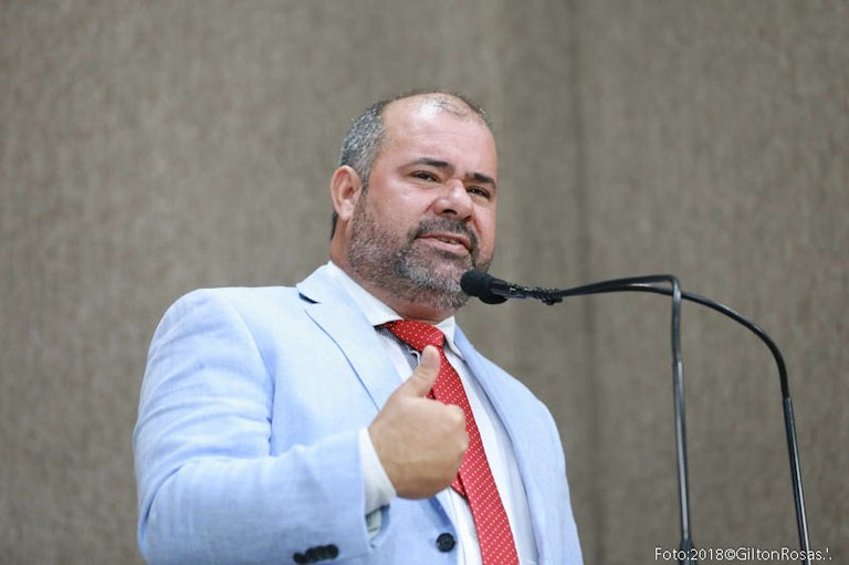 "Parabenizo todas as obras realizadas em Aracaju, mas continuarei cobrando para que o povo continue sendo beneficado", diz Isac   