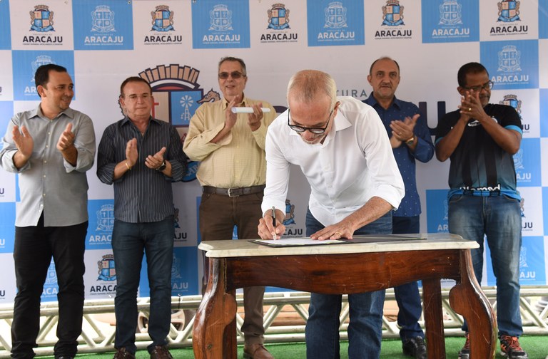 Parlamentares acompanham assinatura de ordem de serviço no Moema Mary