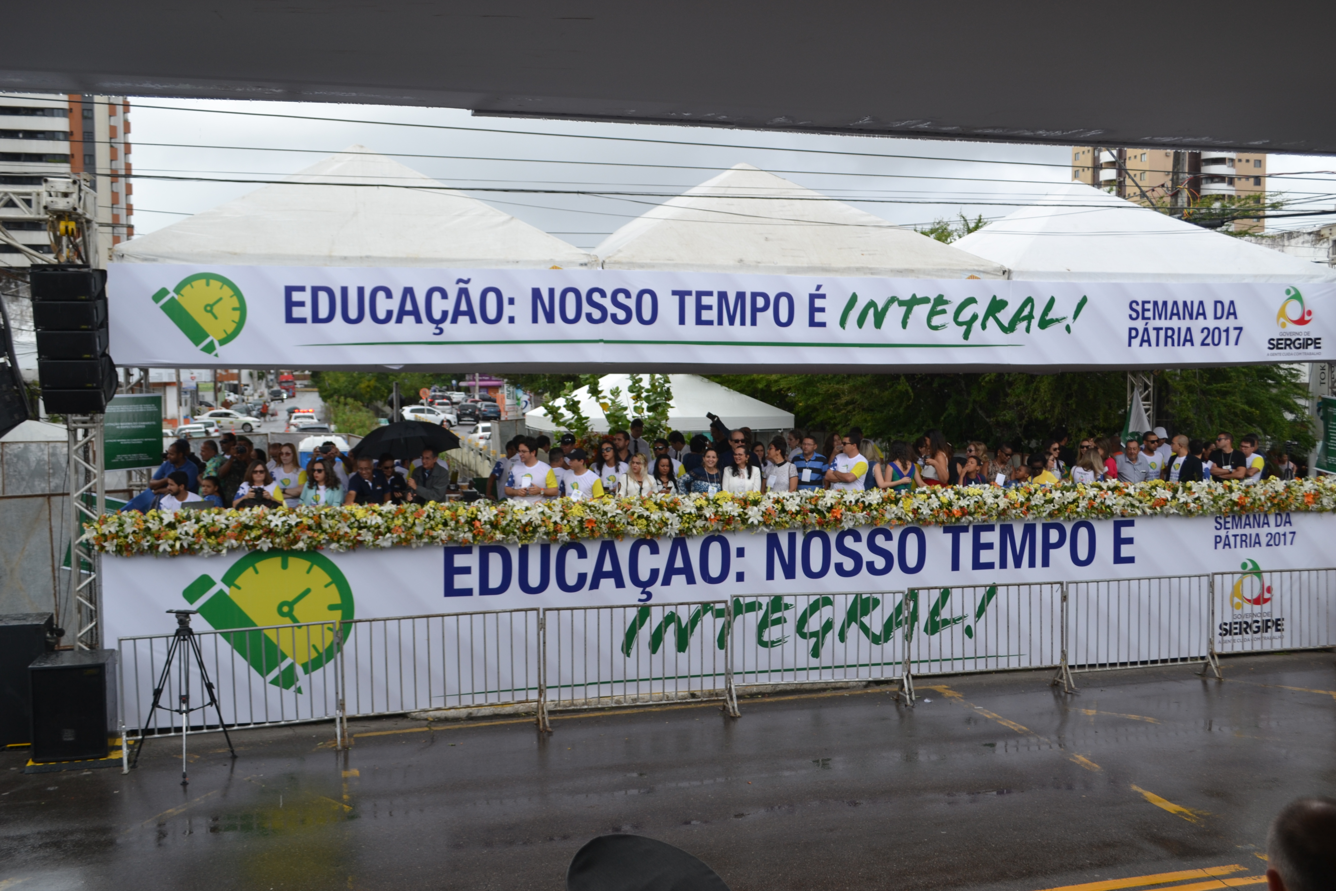 Parlamentares acompanham desfile de 7 de Setembro