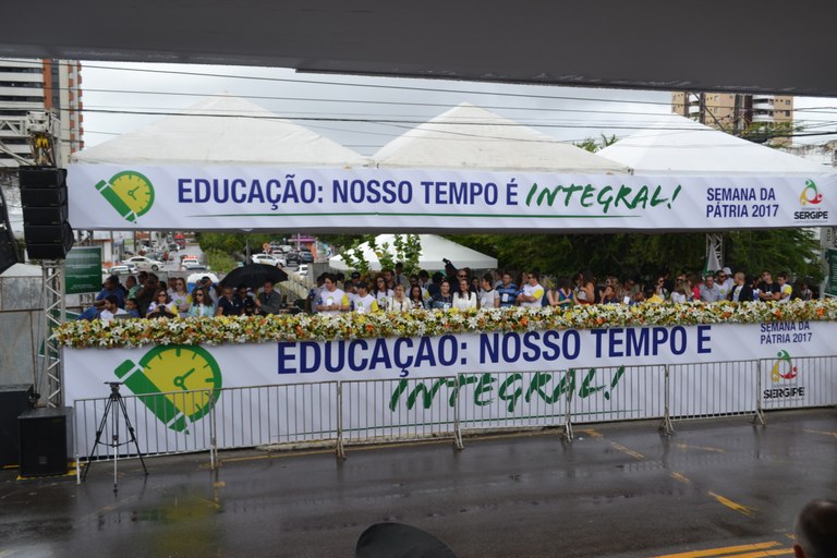 Parlamentares acompanham desfile de 7 de Setembro