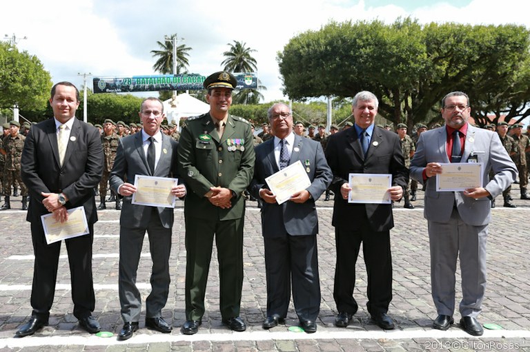 Parlamentares acompanham homenagem ao Dia do Soldado
