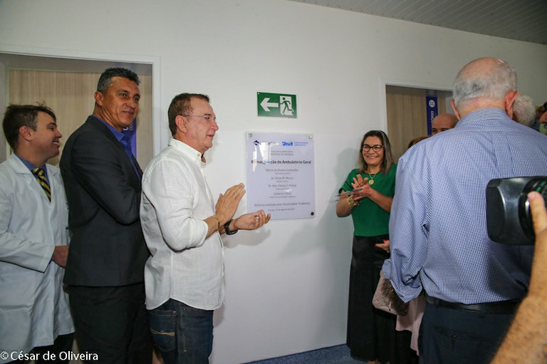 Parlamentares acompanham reinauguração de ambulatório do Hospital Cirurgia 