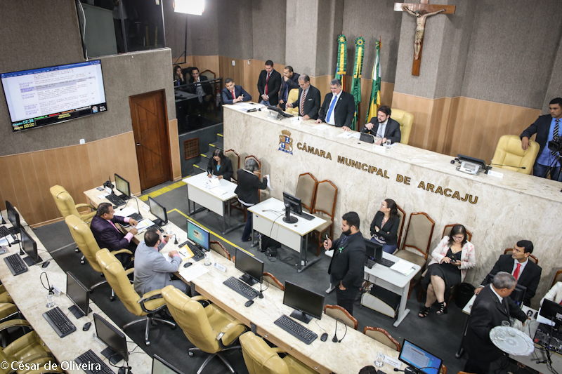 Parlamentares analisam e aprovam 13 proposituras nesta quinta-feira