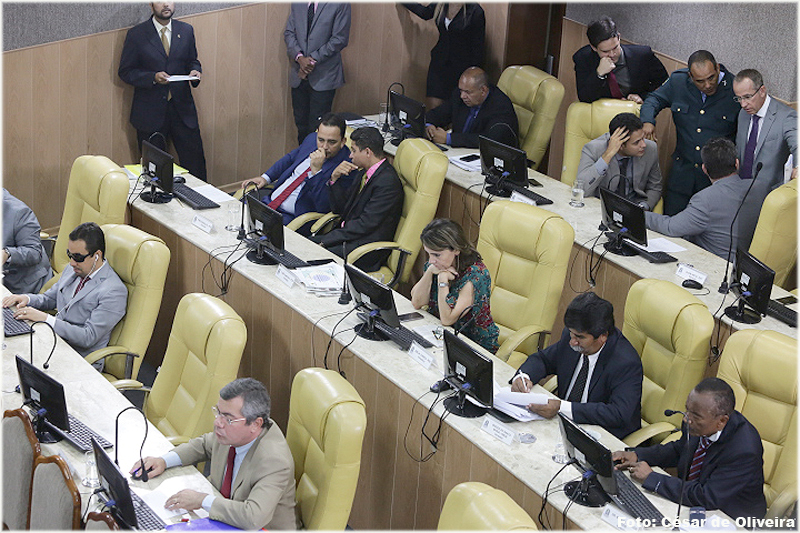 Parlamentares discutem Projetos e Requerimentos