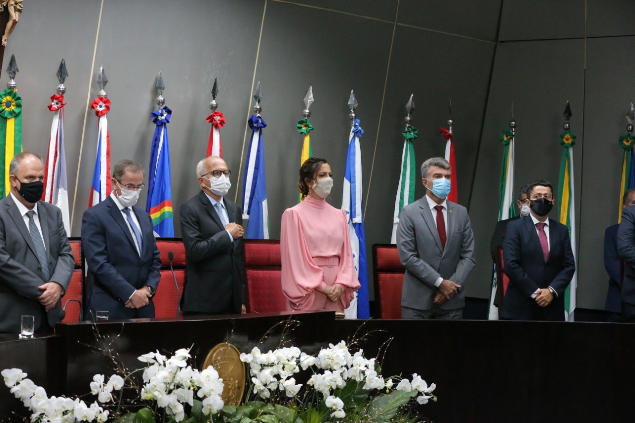 Parlamentares empossam prefeito e vice-prefeita de Aracaju