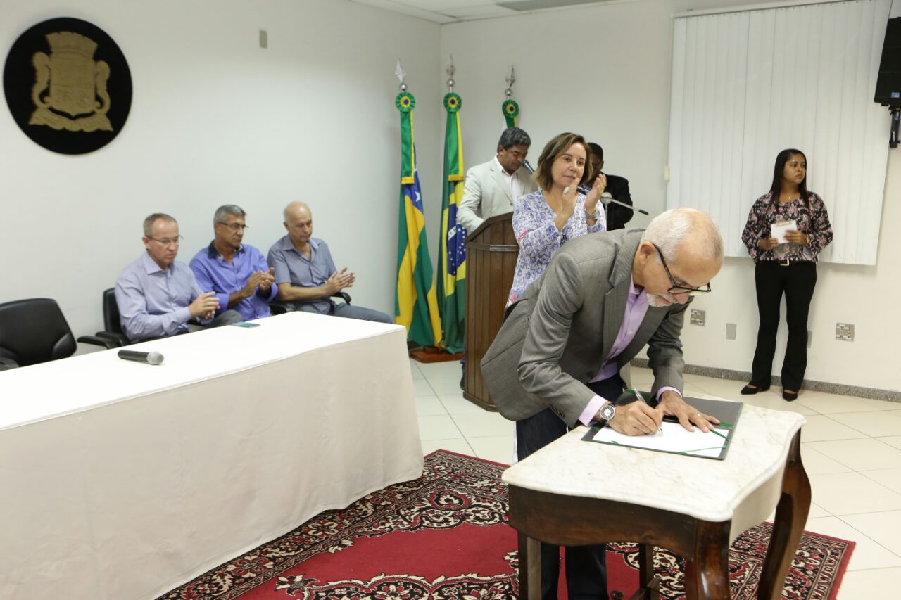 Parlamentares participam de posse de servidores da PMA