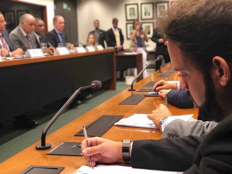 Parlamentares sensibilizam presidente da Petrobrás, que adia hibernação da Fafen