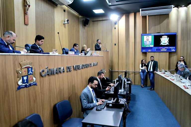 Parlamento debate transparência em concessões públicas e defende maturidade política para o progresso da capital