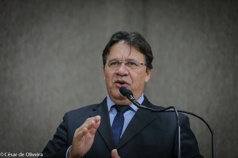 Pastor Alves cobra melhor iluminação pública ao Marivan