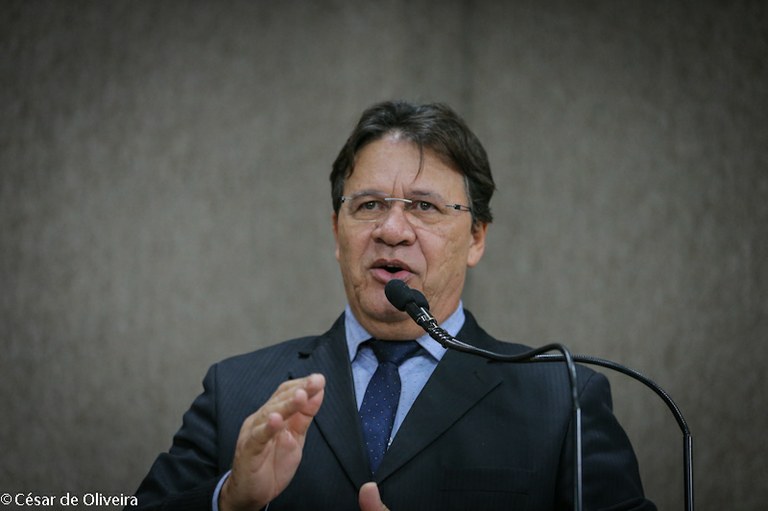 Pastor Alves cobra melhor iluminação pública ao Marivan