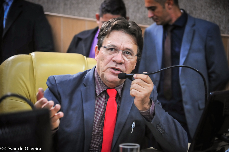 Pastor Alves cobra redutor de velocidade nas proximidades da Catedral da Fé