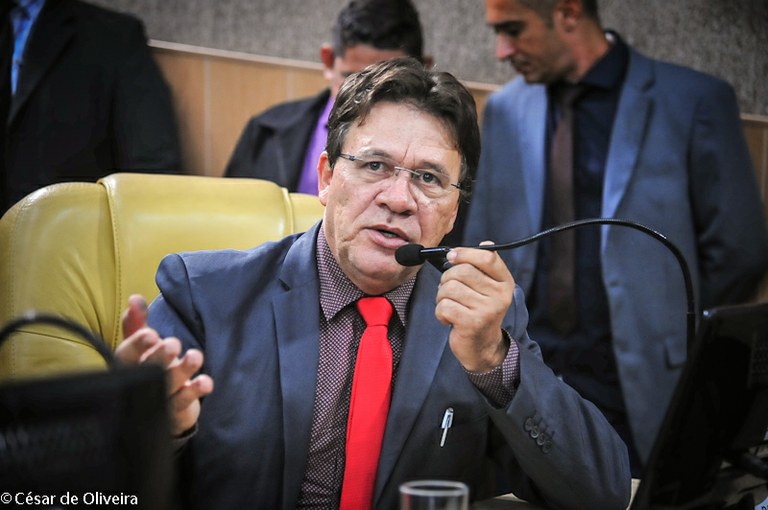 Pastor Alves cobra redutor de velocidade nas proximidades da Catedral da Fé