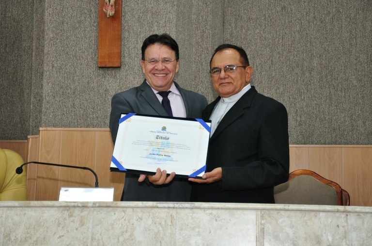 Pastor Alves concede Título de Cidadão Aracajuano ao Padre João Felix Neto