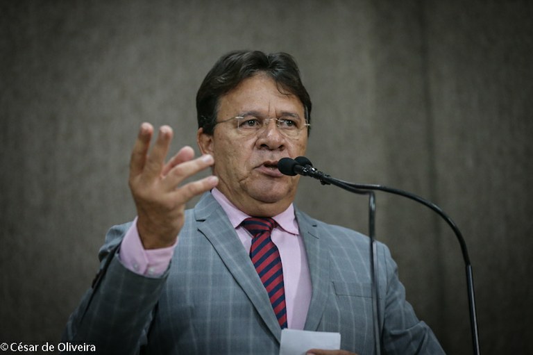 Pastor Alves fala de demandas da população