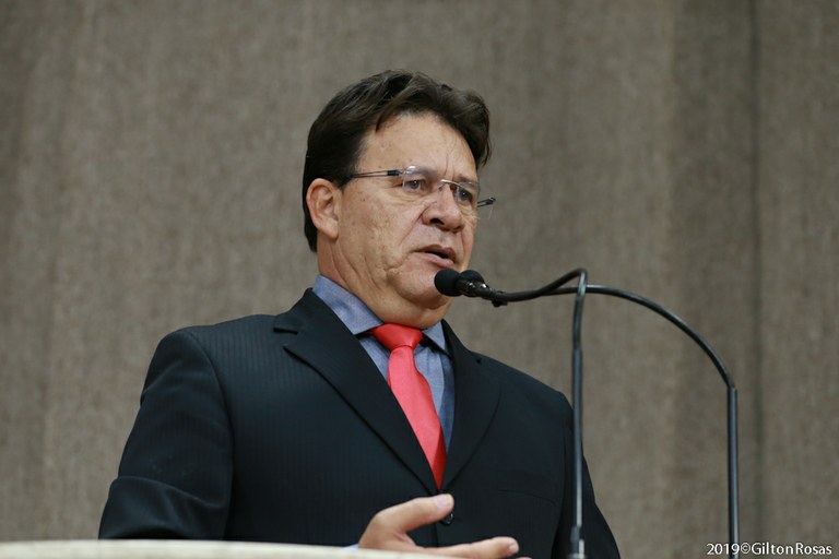 Pastor Alves pede atenção da PMA e da Emurb para buracos no Bairro Marivan