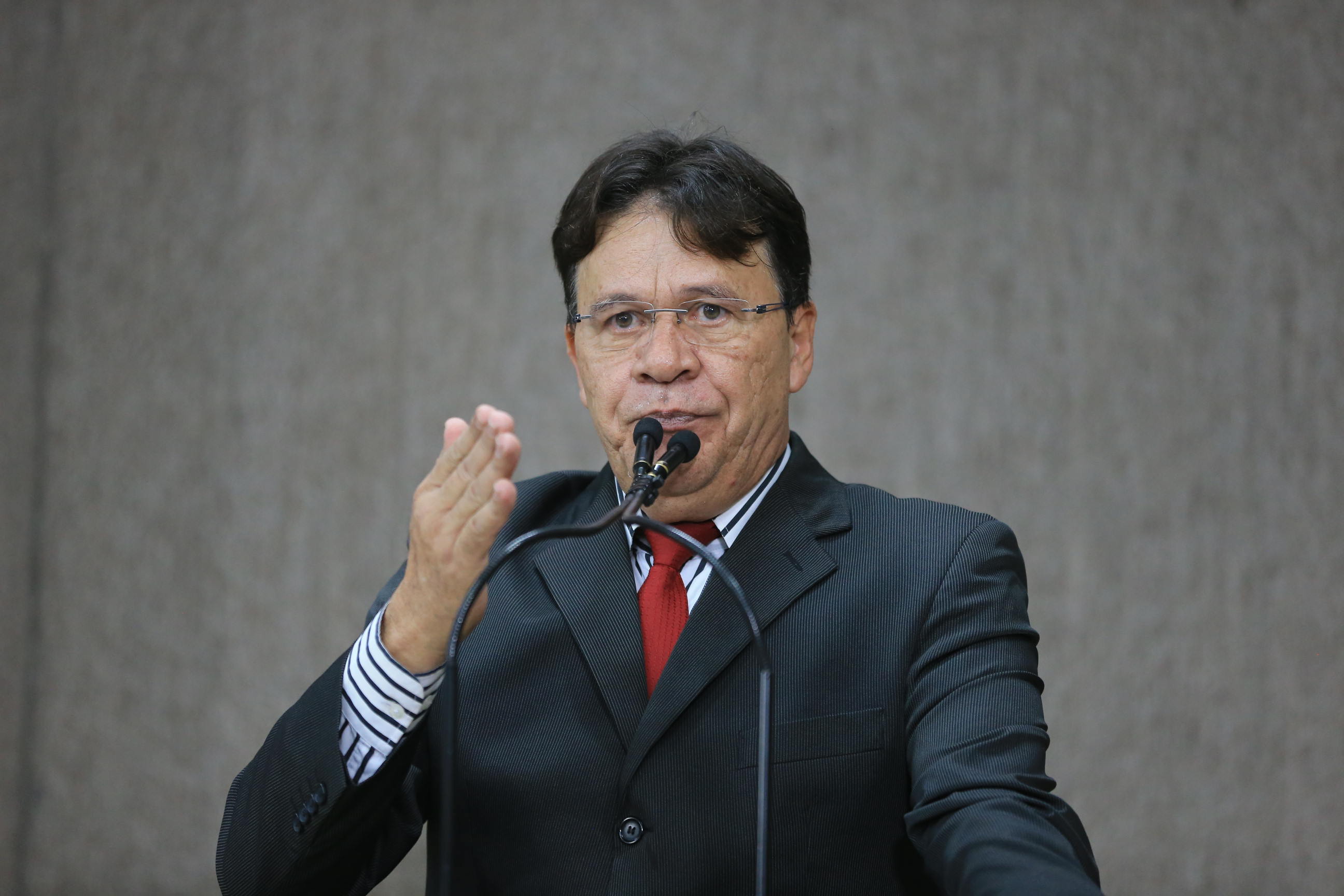 Pastor Alves pede mais cuidado da Prefeitura com a jardinagem em Aracaju