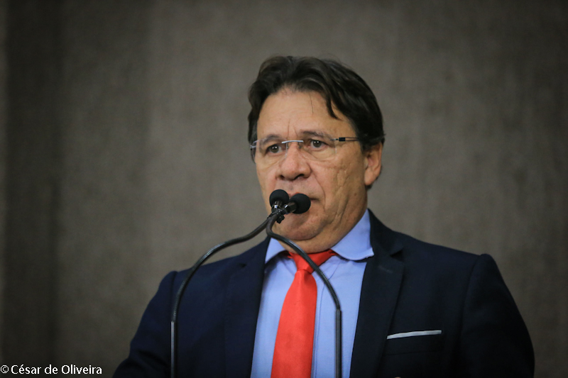 Pastor Alves diz estar preocupado com possível fechamento da Rádio Comércio