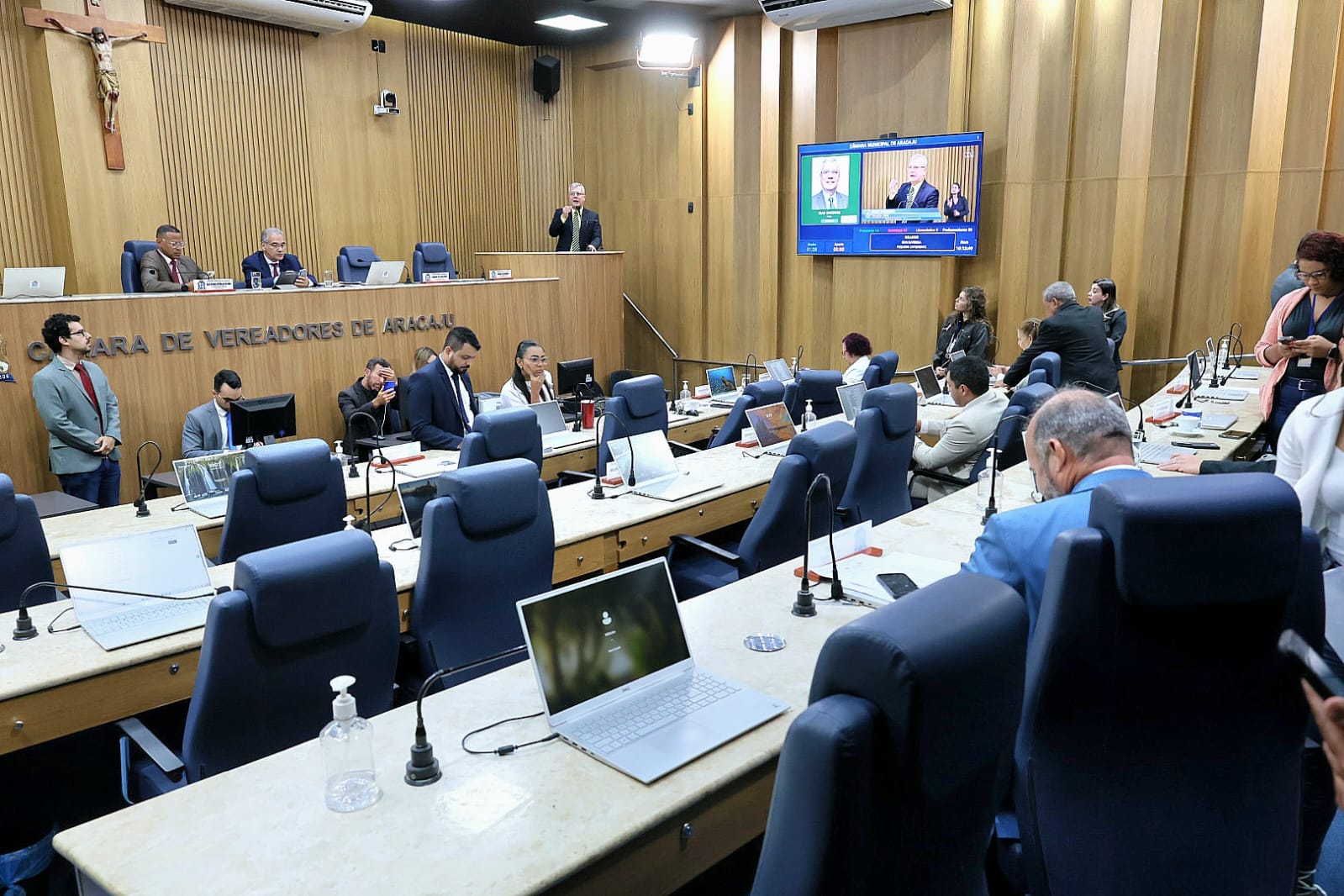 Pequeno Expediente aborda situação dos ambulantes, transporte público e Dia do Servidor 