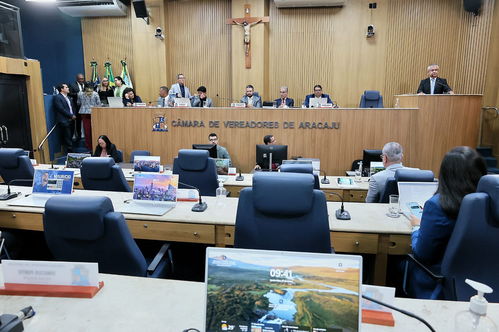 Pequeno expediente destaca combate ao feminicídio, ações de saúde e cancelamento de privatização do Mercado Municipal