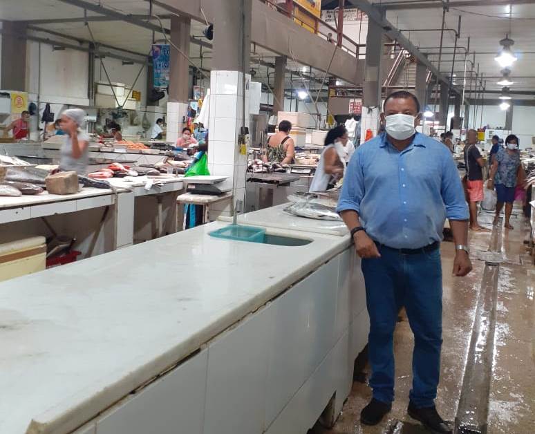 Permissionários do Mercado Central dialogam com Américo de Deus