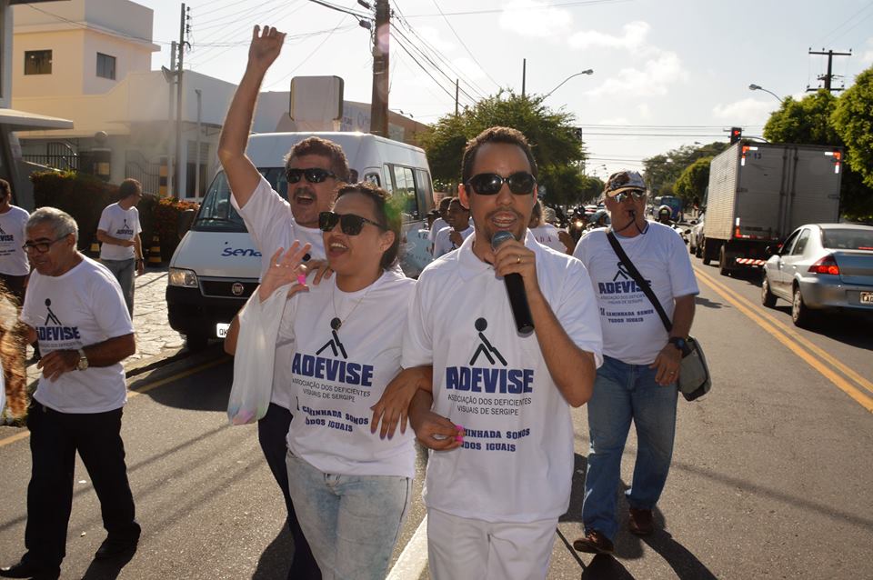 Pessoas com deficiência visual saem às ruas por igualdade de direitos