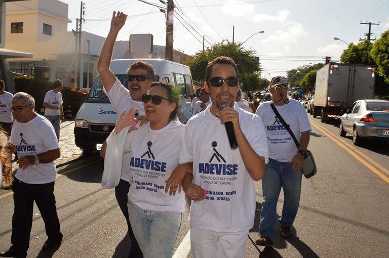 Pessoas com deficiência visual saem às ruas por igualdade de direitos