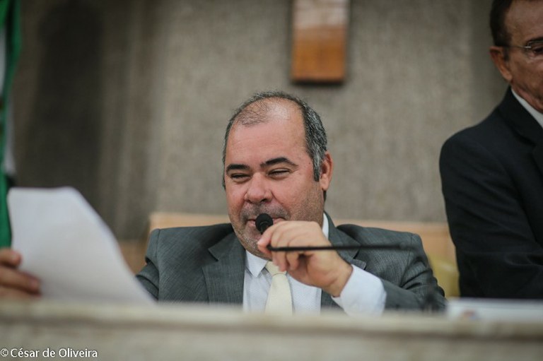 PL, de Isac, que prevê aulas de português para imigrantes e refugiados é aprovado em 1º discussão