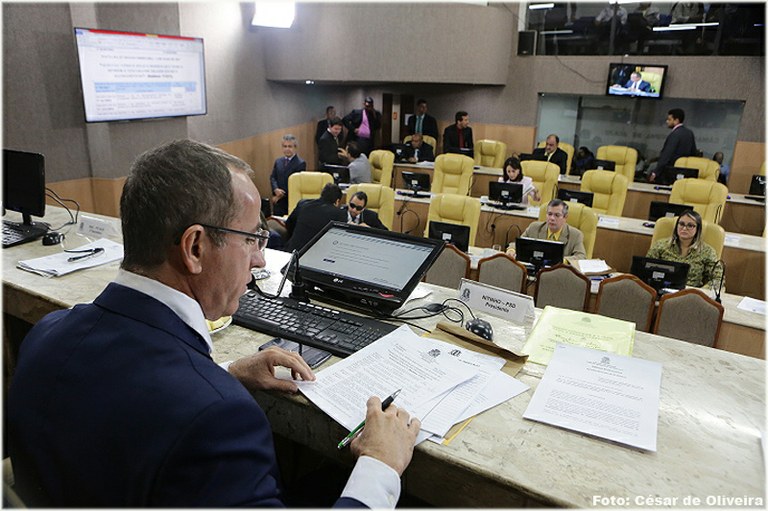 Plenário debate projetos, requerimentos e indicações