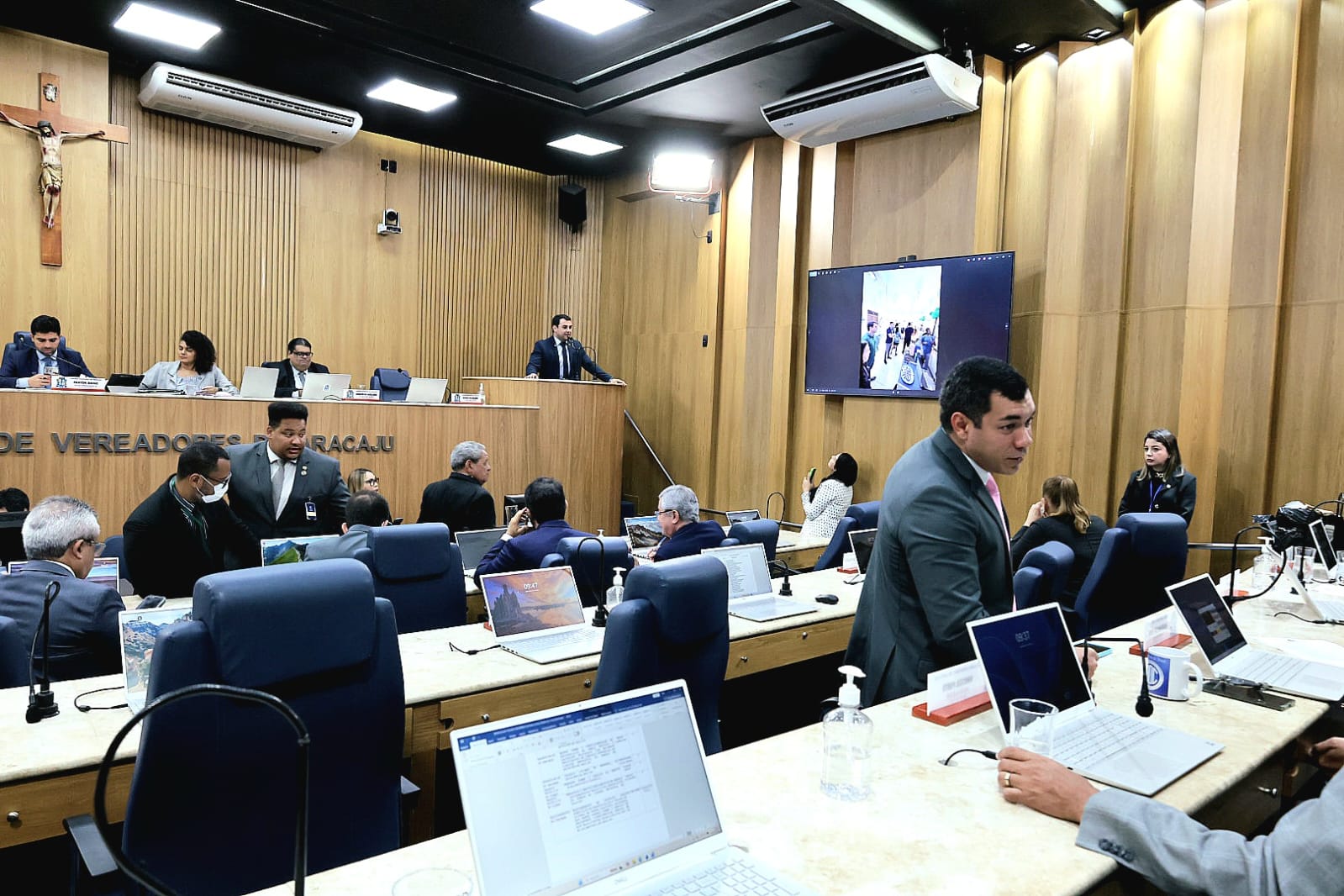 Polêmicas, projetos e protestos marcam o Pequeno Expediente desta quinta-feira, 9 