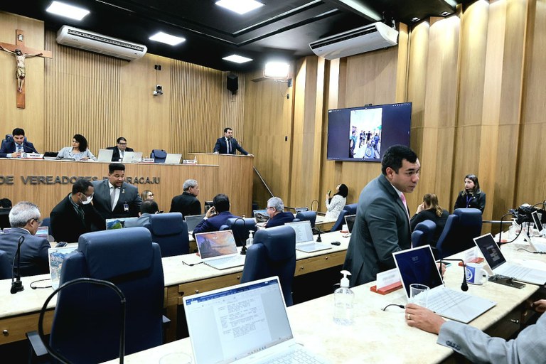 Polêmicas, projetos e protestos marcam o Pequeno Expediente desta quinta-feira, 9 